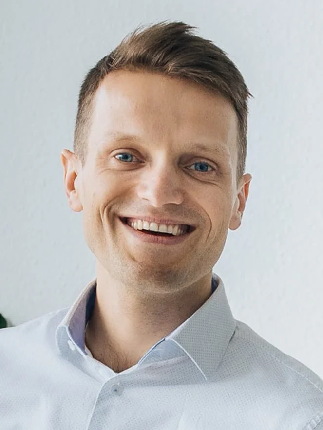 Porträt von Silvan Hoffmann vor heller Wand