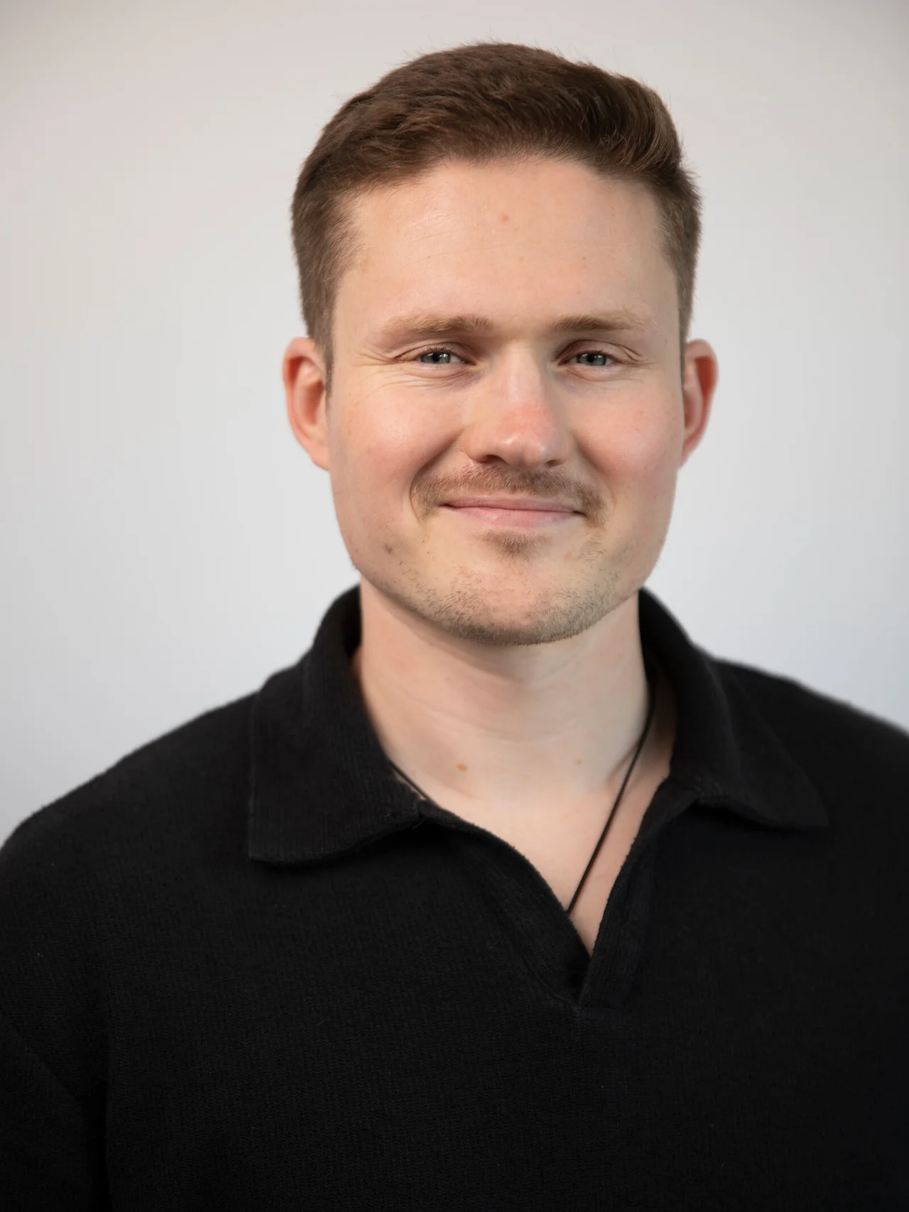 Tim Schauder an einem Fensterplatz im Büro