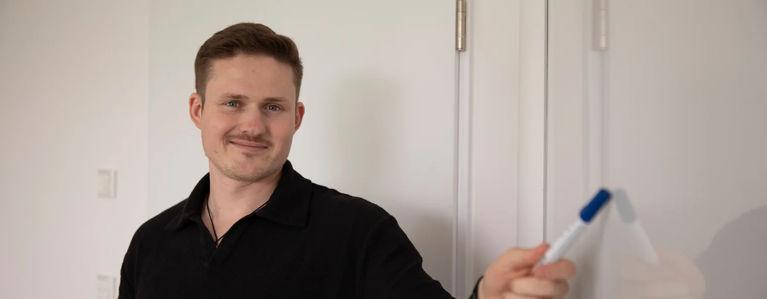Workshop-Leiter zeigt mit dem Marker auf ein Whiteboard