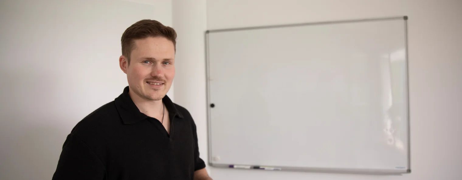 Workshop-Leiter erklärt KI-Grundlagen vor einem Whiteboard