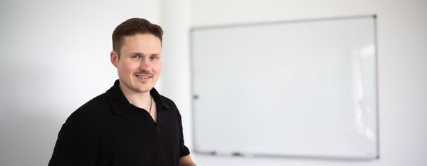 Workshop-Leiter erklärt KI-Grundlagen vor einem Whiteboard